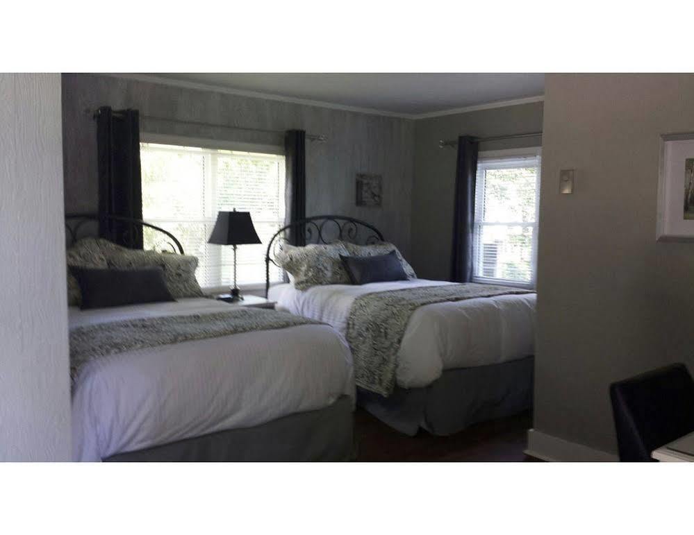 The Woodview Inn Gananoque Buitenkant foto
